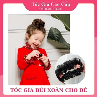 Tóc giả búi xoăn dành cho bé gái, dạng cột dây chun tiện lợi, dễ sử dụng.