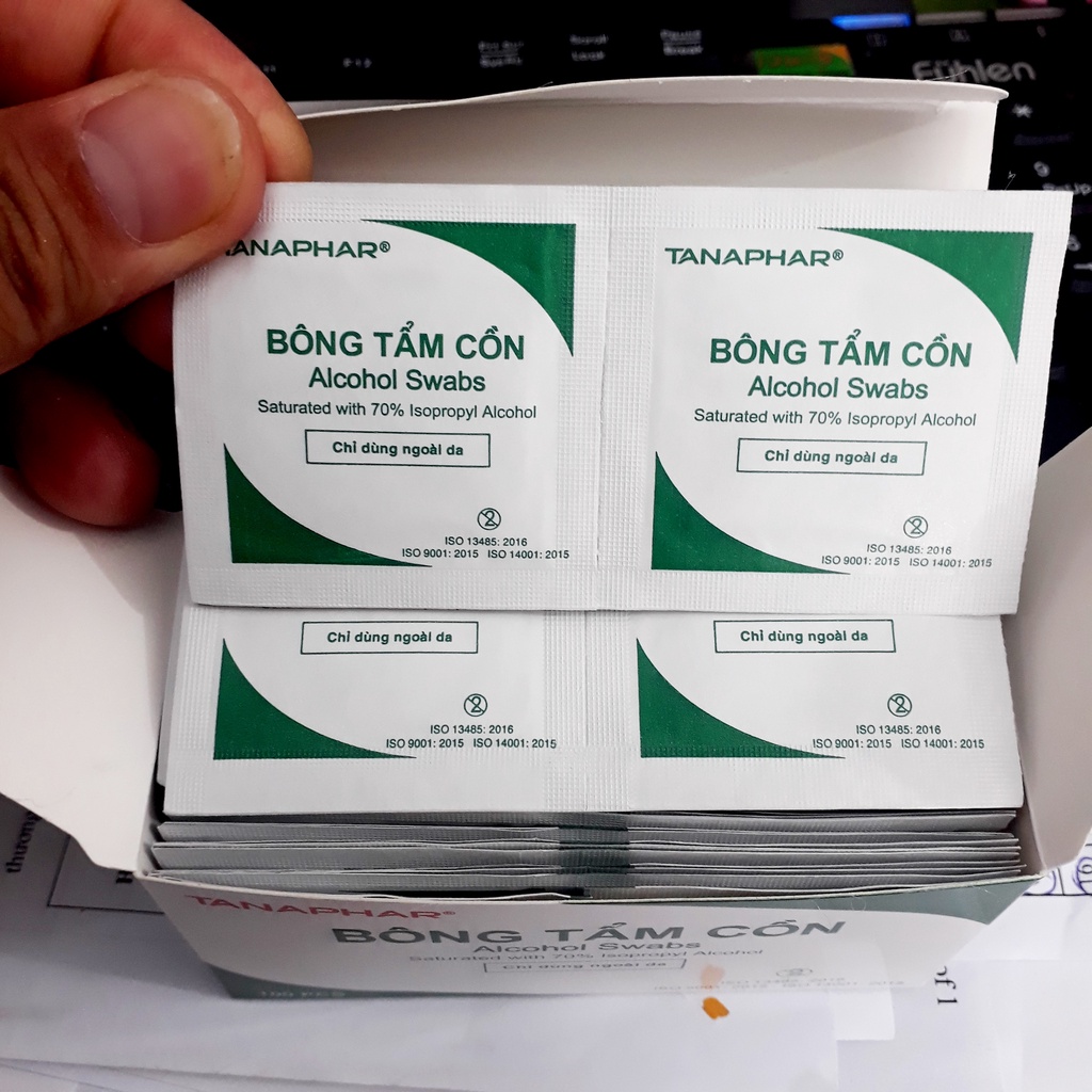 Bông tẩm cồn Tanaphar (Hộp 100 miếng), giúp làm sạch và khử trùng da trước khi tiêm