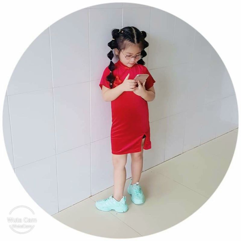 Sườn xám nhung cho bé diện tết sang chảnh