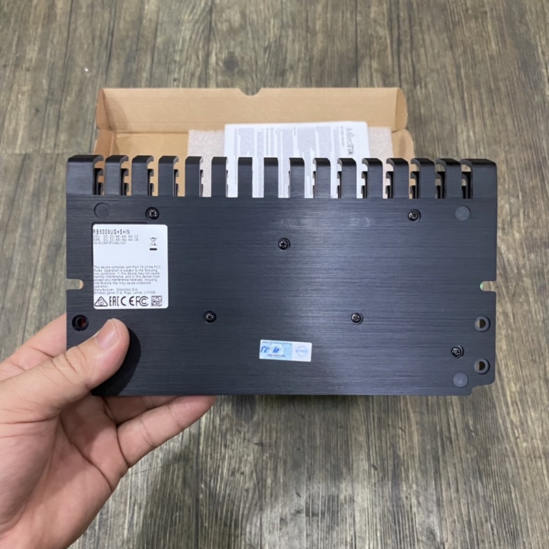 Router hiệu Mikrotik RB5009