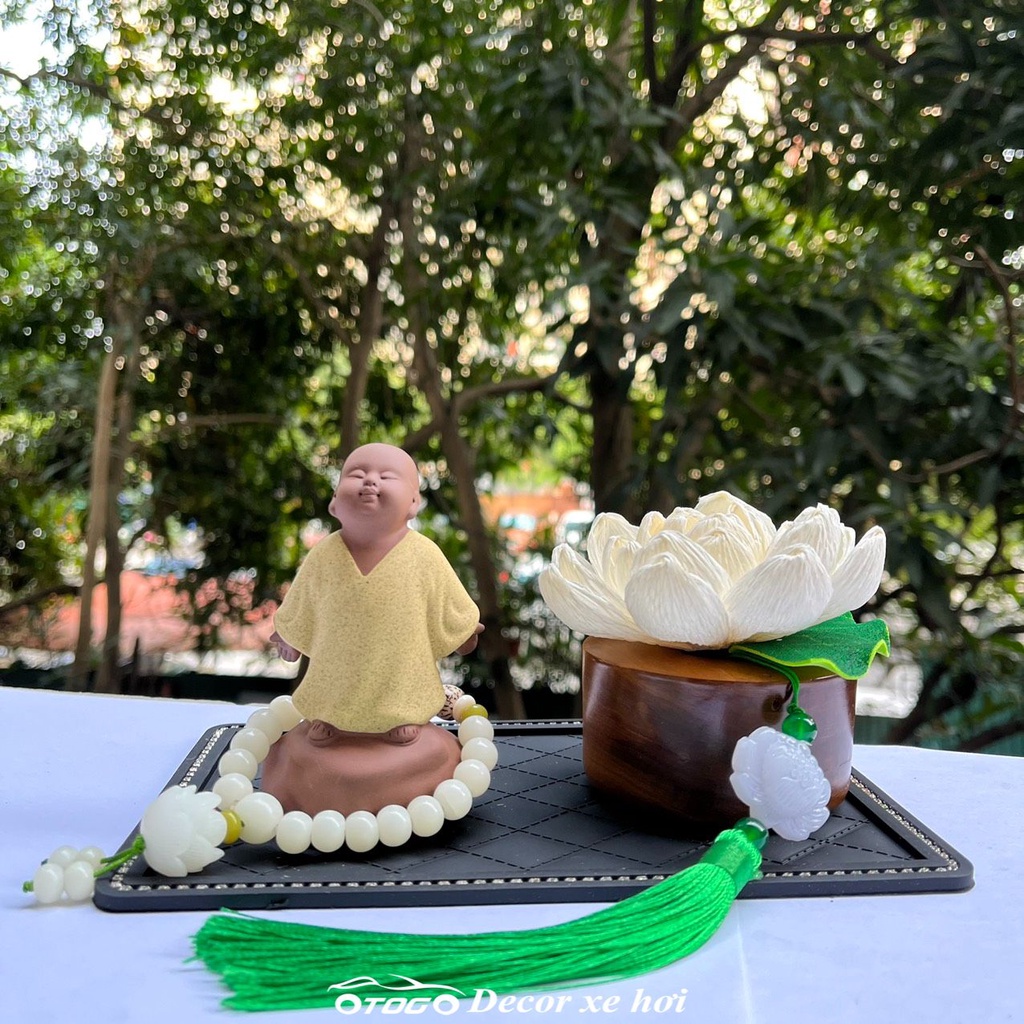 Chú tiểu nằm an nhiên trang trí taplo xe hơi