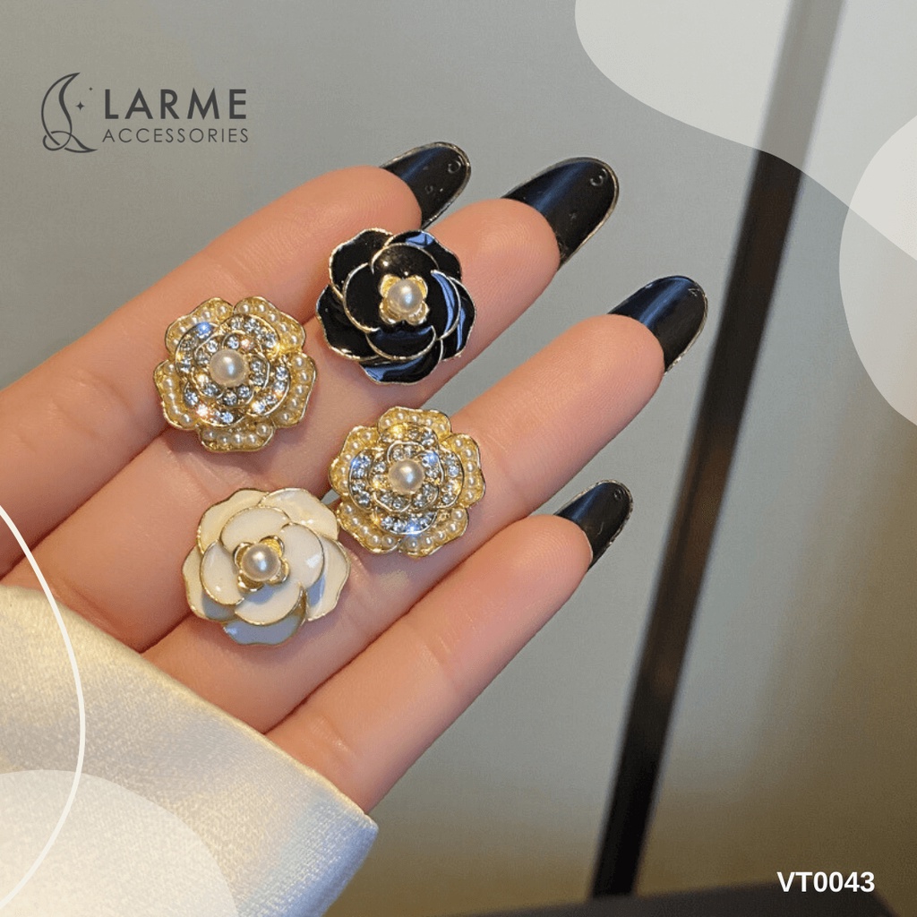 Khuyên tai, bông tai hoa lệch trắng đen Larme Accessories - KT0128