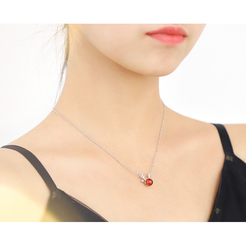 Dây chuyền dáng ngắn phối mặt hình nai sừng tấm màu đỏ lựu cho nữ