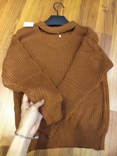 Áo khoác len nâu cổ chocker