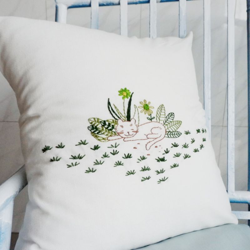 Vỏ gối linen chú mèo lười trong vườn
