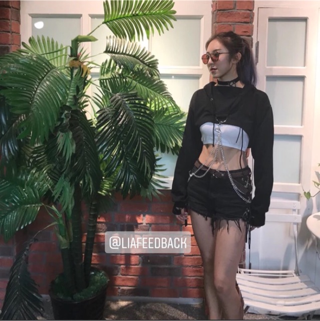 Áo croptop hoodie kèm chain | BigBuy360 - bigbuy360.vn
