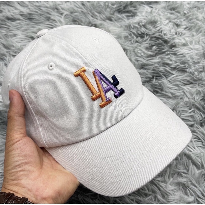 [Mã FAMARAL1 giảm 10K đơn 50K]Mũ Lưỡi Trai L.A Trắng Logo Tím-Cam ( xuất dư)