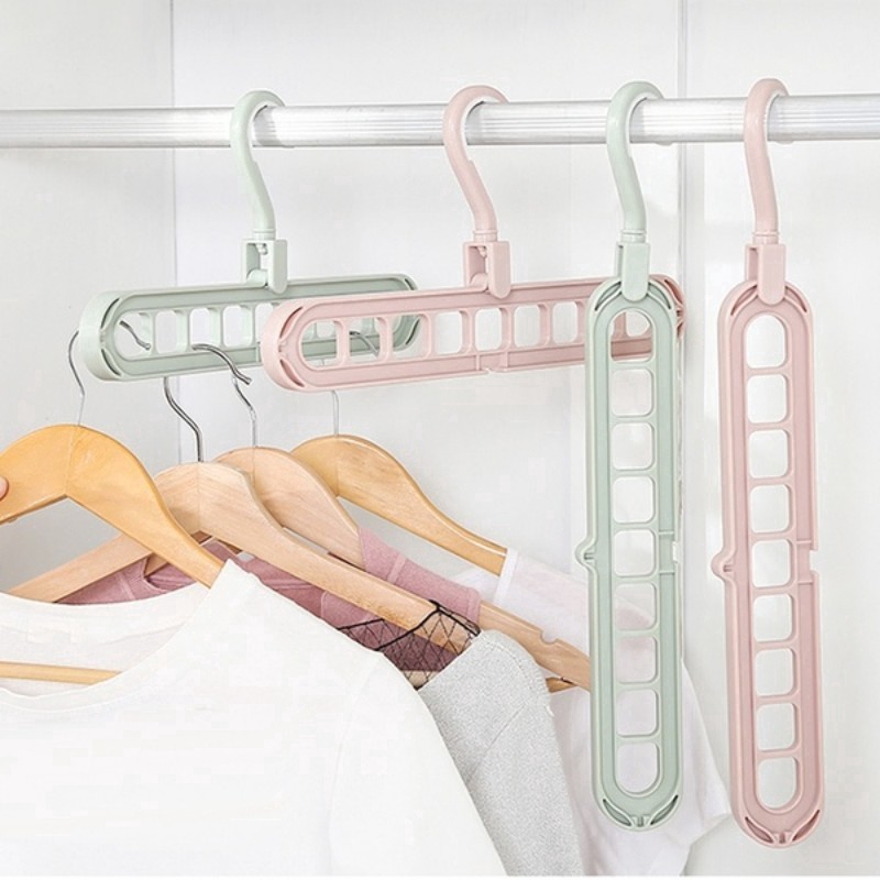 Móc quần áo chất liệu nhựa có 9 lỗ thiết kế xoay vòng tiện dụng