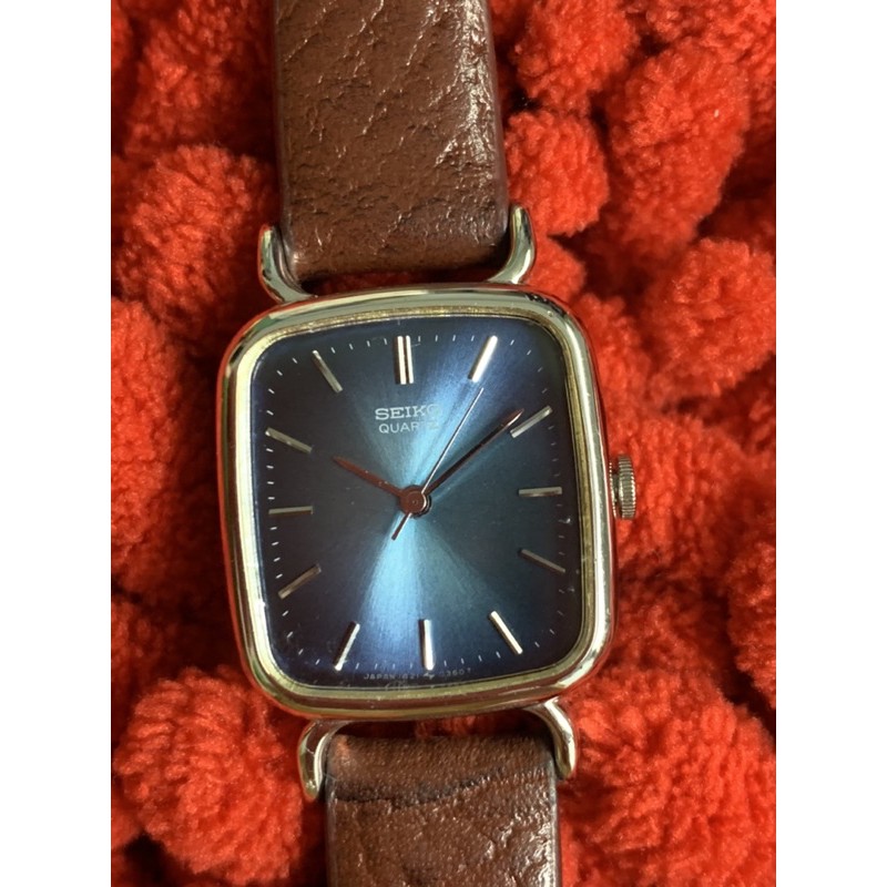 Đồng hồ nữ Seiko mặt xanh chảy tia hàng si