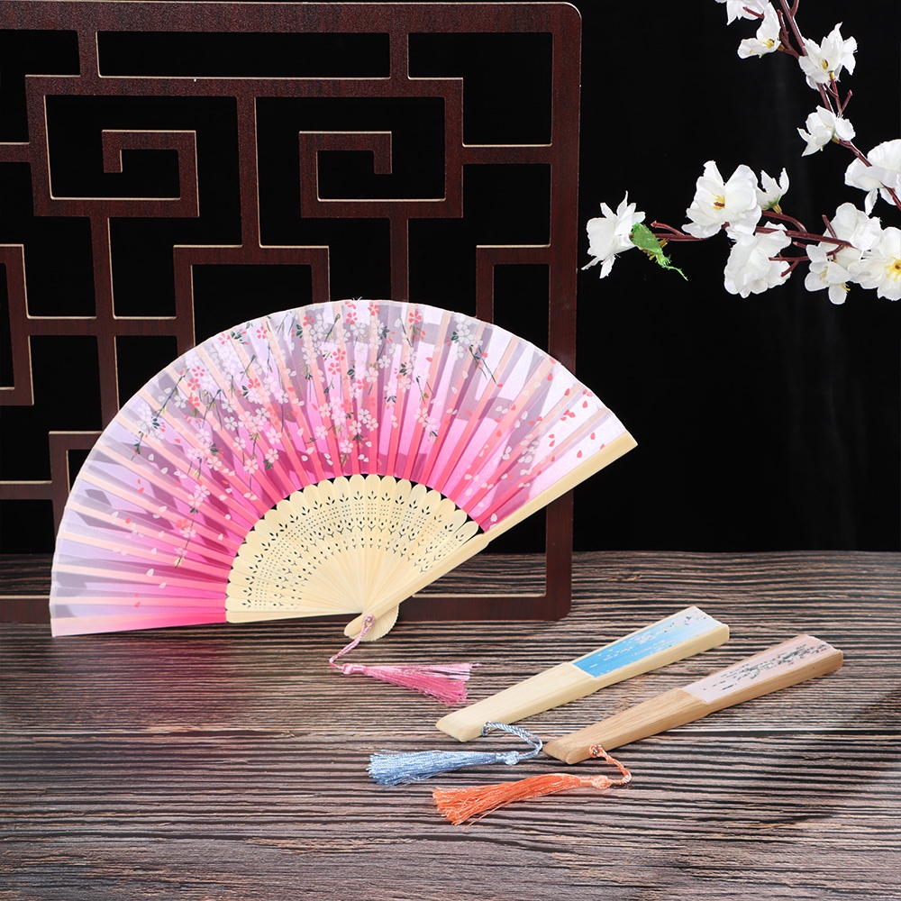 Quạt xếp cầm tay bằng lụa tre họa tiết hoa phong cách Trung Hoa cổ điển trang trí nhà cửa