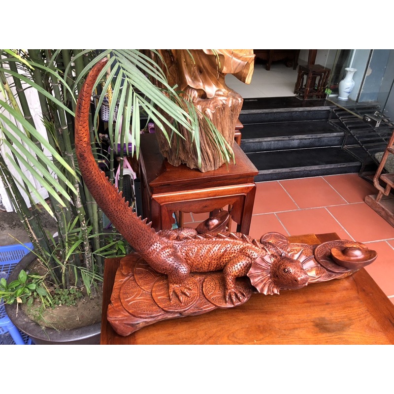 Tượng kỳ nhông gỗ hương ta