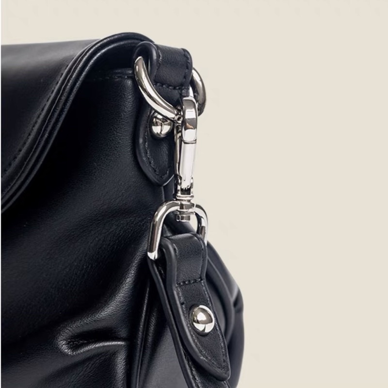 LOẠI 1 - Túi xách kẹp nách da form mềm màu đen kèm theo 2 loại dây đeo: đeo chéo và kẹp nách