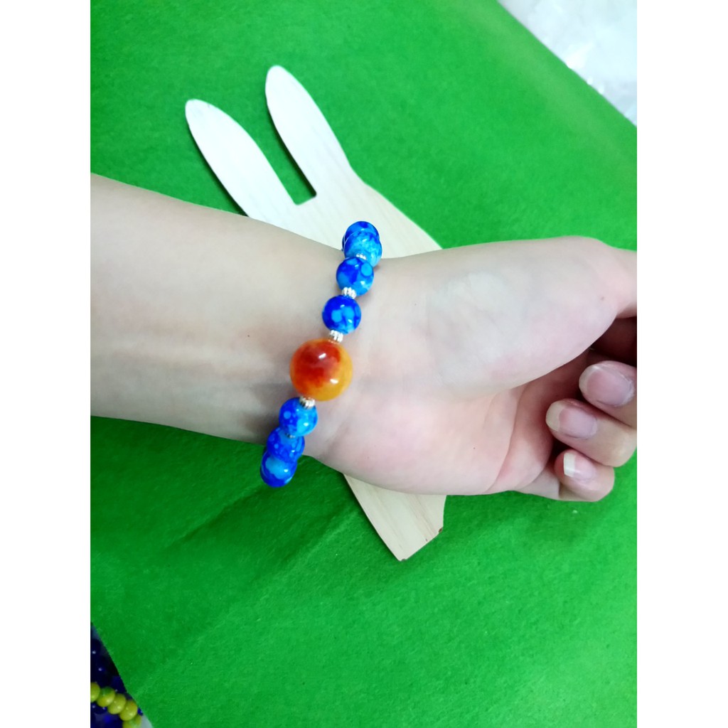 chuỗi đeo tay mix kim loại. mẫu mới rất sang luôn. hạt xanh kích thước mỗi hạt 8li. mặt đỏ 14li. mẫu đẹp.