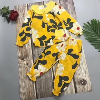 Bộ đũi hoa chất liệu mềm mát phù hợp cho mùa thu. Có 3 màu vàng, trắng, xanh tha hồ các bé gái thoải máu diện mà ko lo