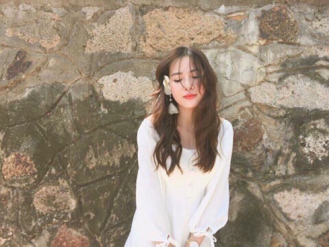 Đầm Trắng Cổ Vuông Tay Bồng Nút Bọc