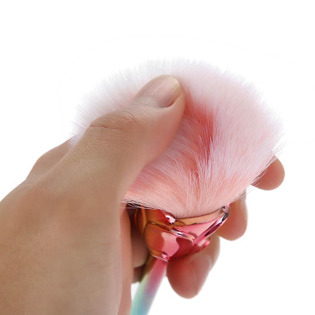 Cọ phủi bụi làm sạch móng