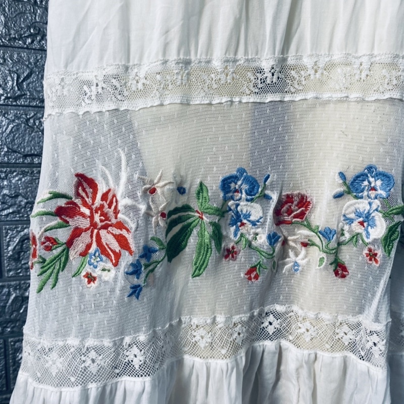 Siêu phẩm đầm thêu chất mát lạnh new 98%