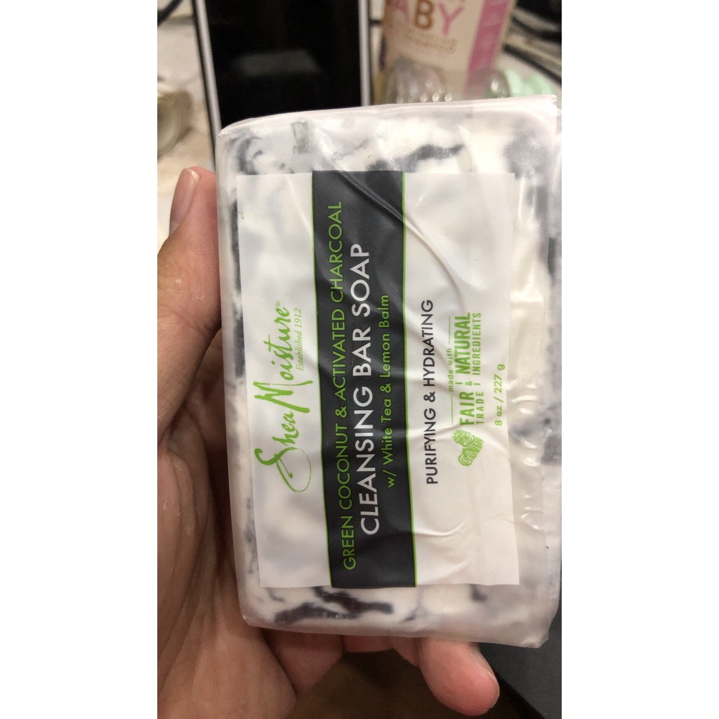 GREEN COCONUT & ACTIVATED CHARCOAL CLEANSING BAR SOAP . Tía tô đất và trà trắng cung cấp cho da độ ẩm cần thiết