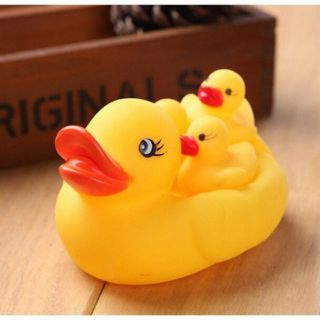 Đàn vịt chíp chíp thả bồn tắm cho bé.