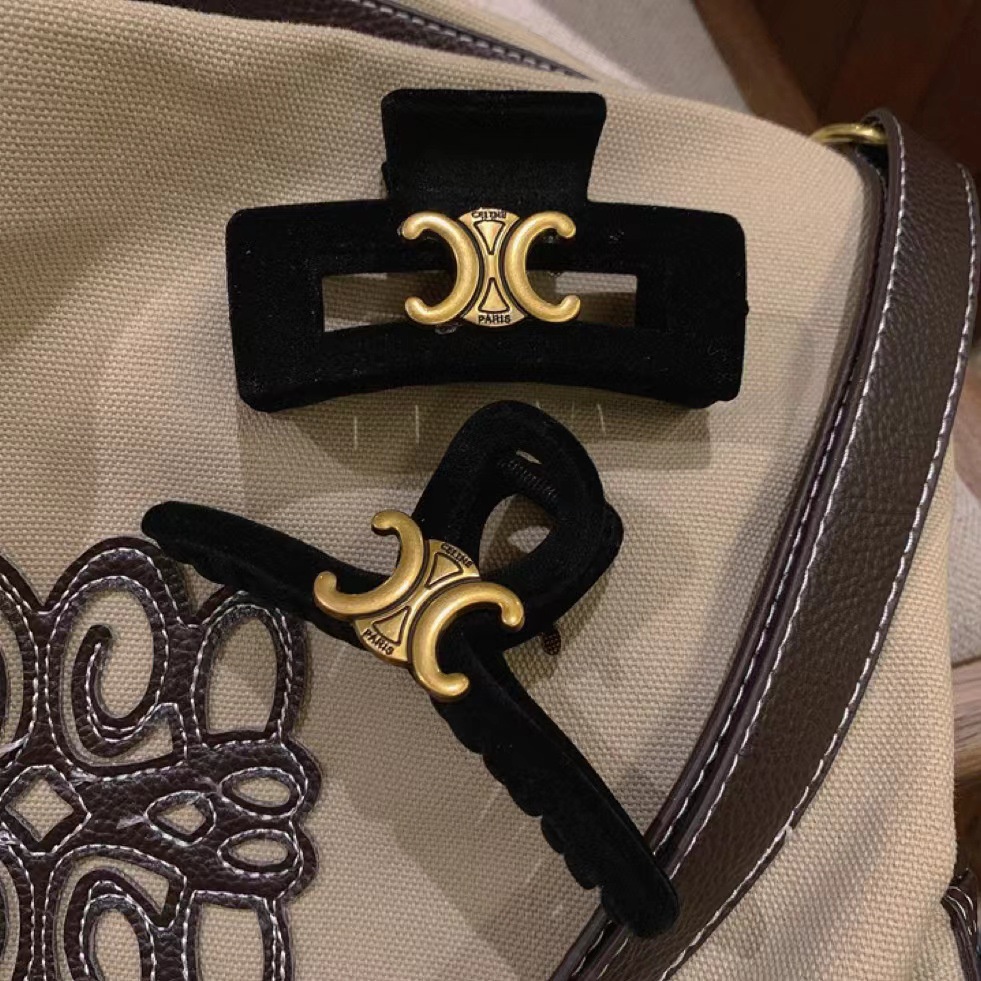 Kẹp Tóc Hình Cá Mập Bằng Nhung Đen