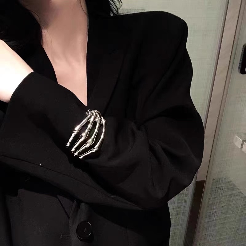 Vòng đeo hình xương bàn tay cực cá tính