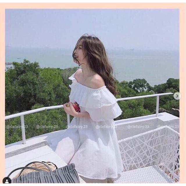 Váy trễ vai trắng
