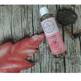 Nước hoa hồng làm sáng da, chống lão hóa da Botanics All Bright Cleansing Toner 250ml