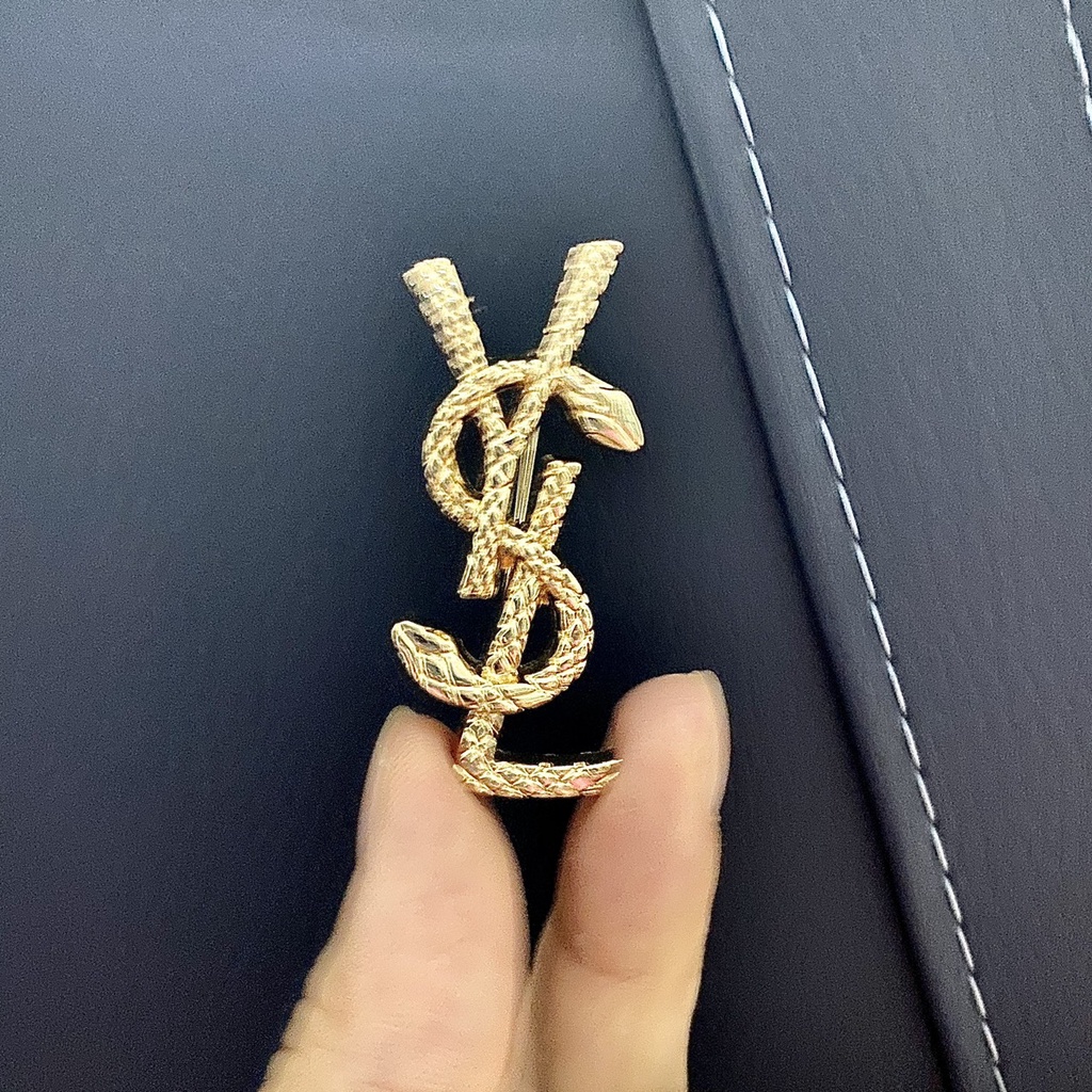 Ghim tag cài áo thương hiệu X G L sang chảnh