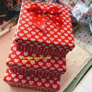 Hộp quà vuông dùng để tặng quà sinh nhật, quà kỷ niệm... với nhiều mẩu dễ thương, xinh xắn