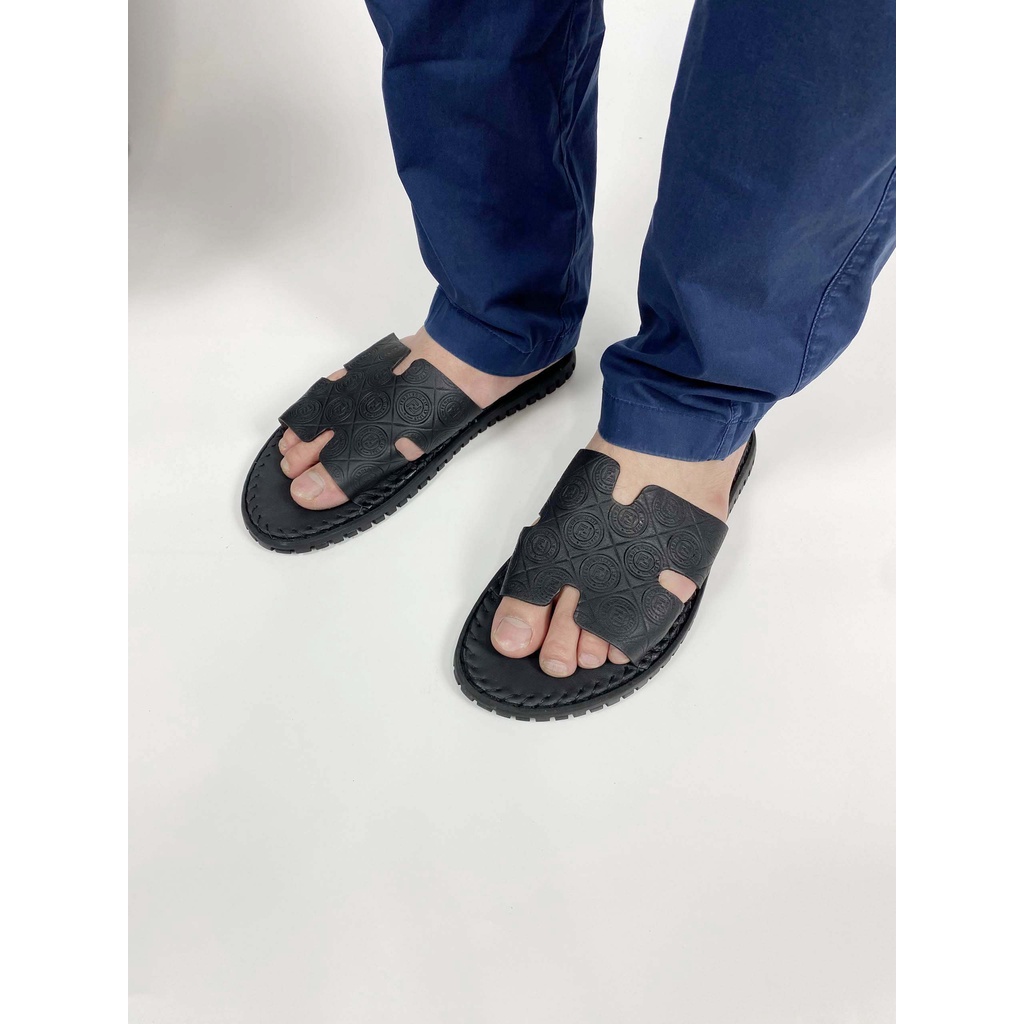 Dép nam quai ngang 100% da bò. Dép 𝐇𝐌 𝐌𝐚̃ 𝐀𝐁-𝟏𝟎𝟎𝟒 Đ𝐞̂́ 𝐊𝐡𝐚̂𝐮 chất da xịn chống bong tróc, chống hôi chân
