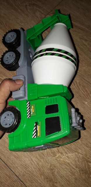 Chiếc xe bồn trộn bê tông mô hình bằng nhựa kích thước 25x15x10 cm chạy chớn