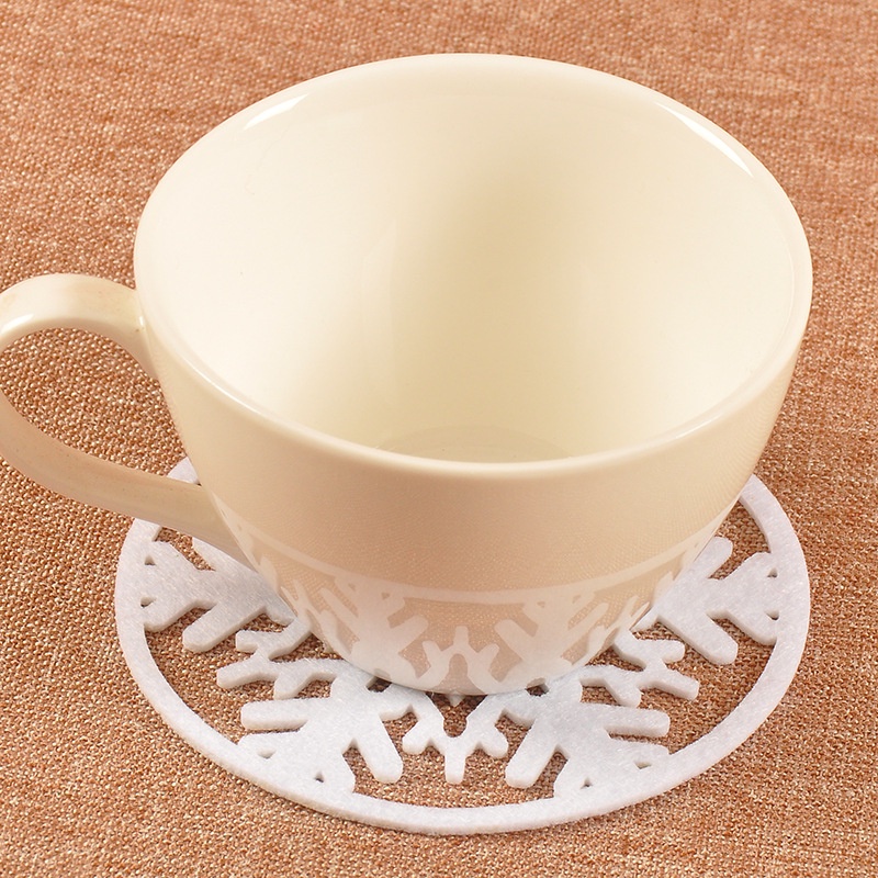 Set 2 tấm lót ly bằng vải không dệt hình bông tuyết xinh xắn tiện dụng
