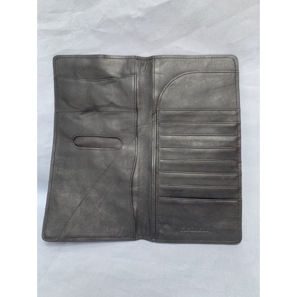 Ví chuẩn si. Ví qua sử dụng. Khách vui lòng xem hình nếu muốn biết thêm thông tin sản phẩm mời khách vô chat nhé. Thanks