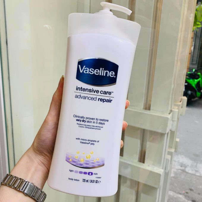 Dưỡng thể Vaseline Intensive Care Advanced Repair Lightly Scented Body Lotion 725ml