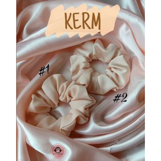 Scrunchies (Vòng cột tóc đeo tay)
