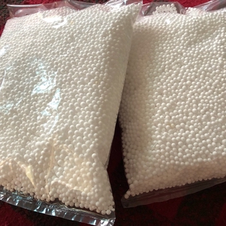 2 túi hạt xốp trắng