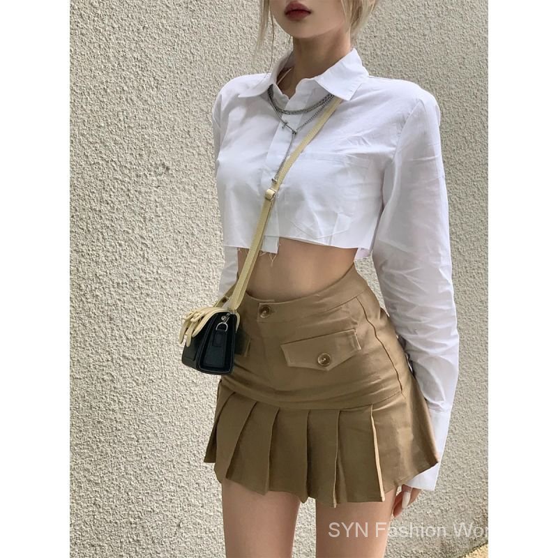 Sét Gồm Áo Sơ Mi Trắng Dáng Ngắn Hở Eo Phối Kèm Chân Váy Lưng Cao Phong Cách Sexy