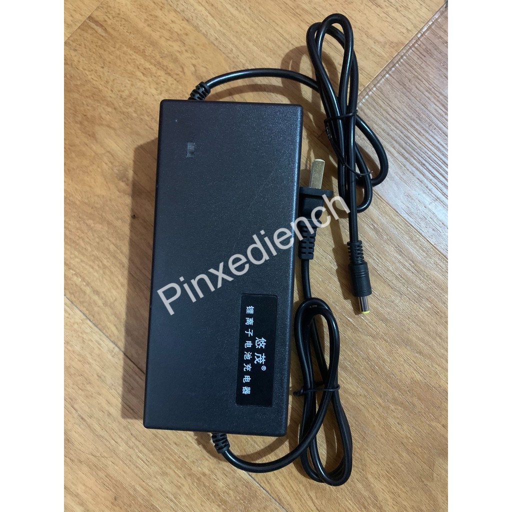Sạc pin Li-ion 48V 13S mới, điện áp ra 54.6V - 2A, giắc 5.5X2.5, có đèn báo đầy.