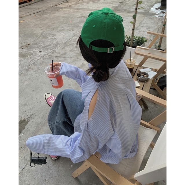 Áo sơ mi oversize xanh dương kẻ sọc trắng khoét vai mặc được hai kiểu dáng thụng trẻ trung phong cách hàn quốc xinh xắn