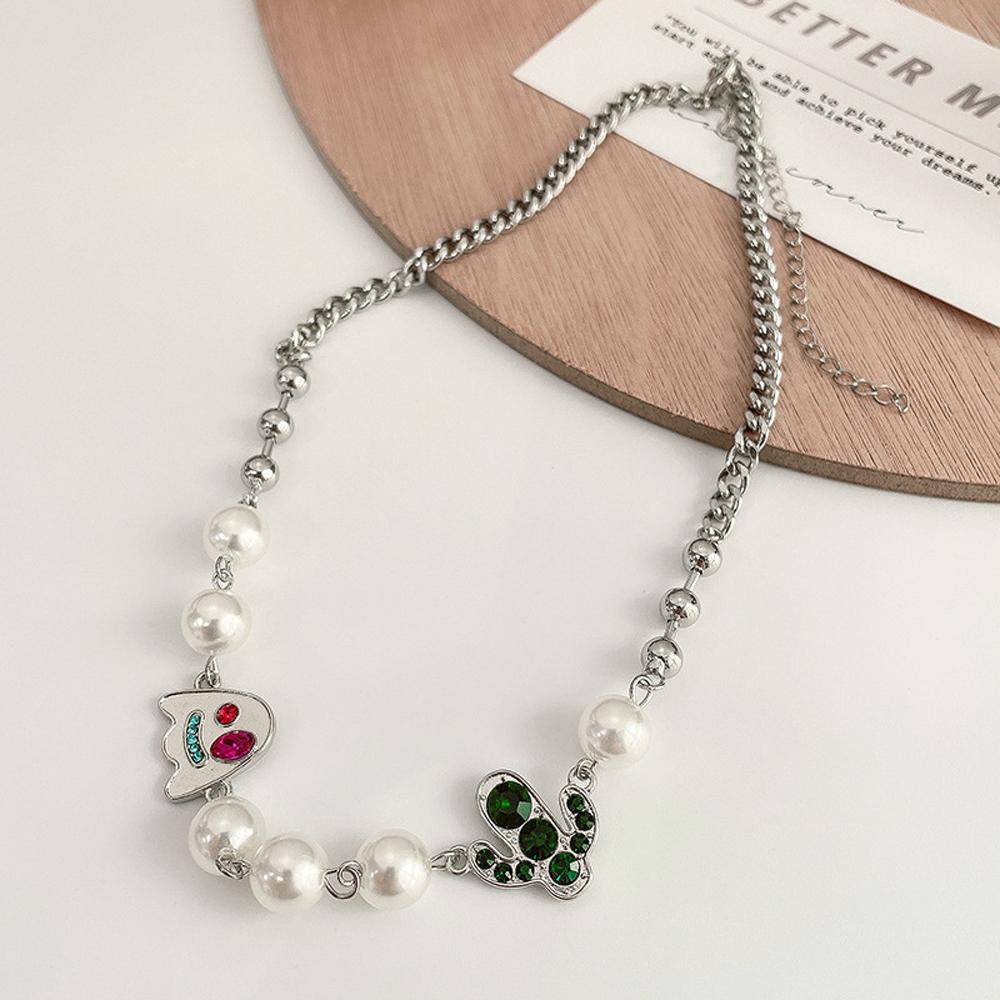 Vòng Cổ Choker Đính Hạt Ngọc Trai Và Chữ Cá Tính