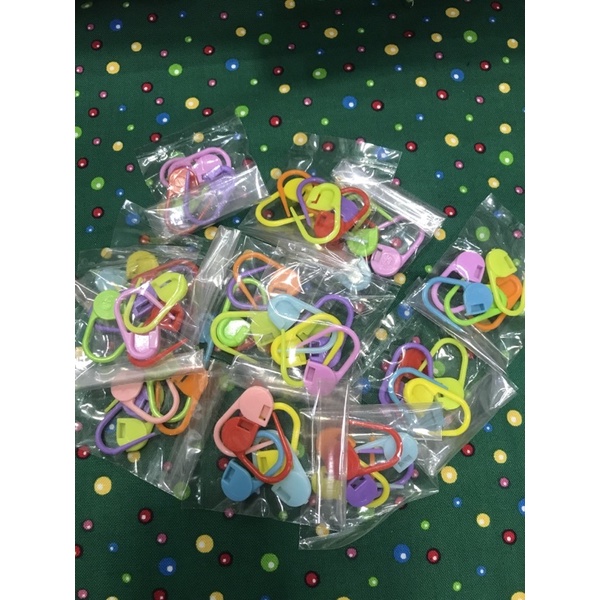 Kim giữ dấu đan móc