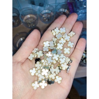 Charm cỏ 4 lá đen - trắng
