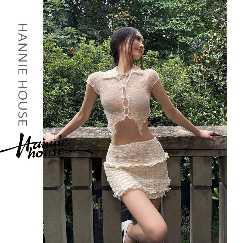Bộ áo tay ngắn cổ bẻ phối nút gài và chân váy mini kiểu dáng thời trang quyến rũ cho nữ