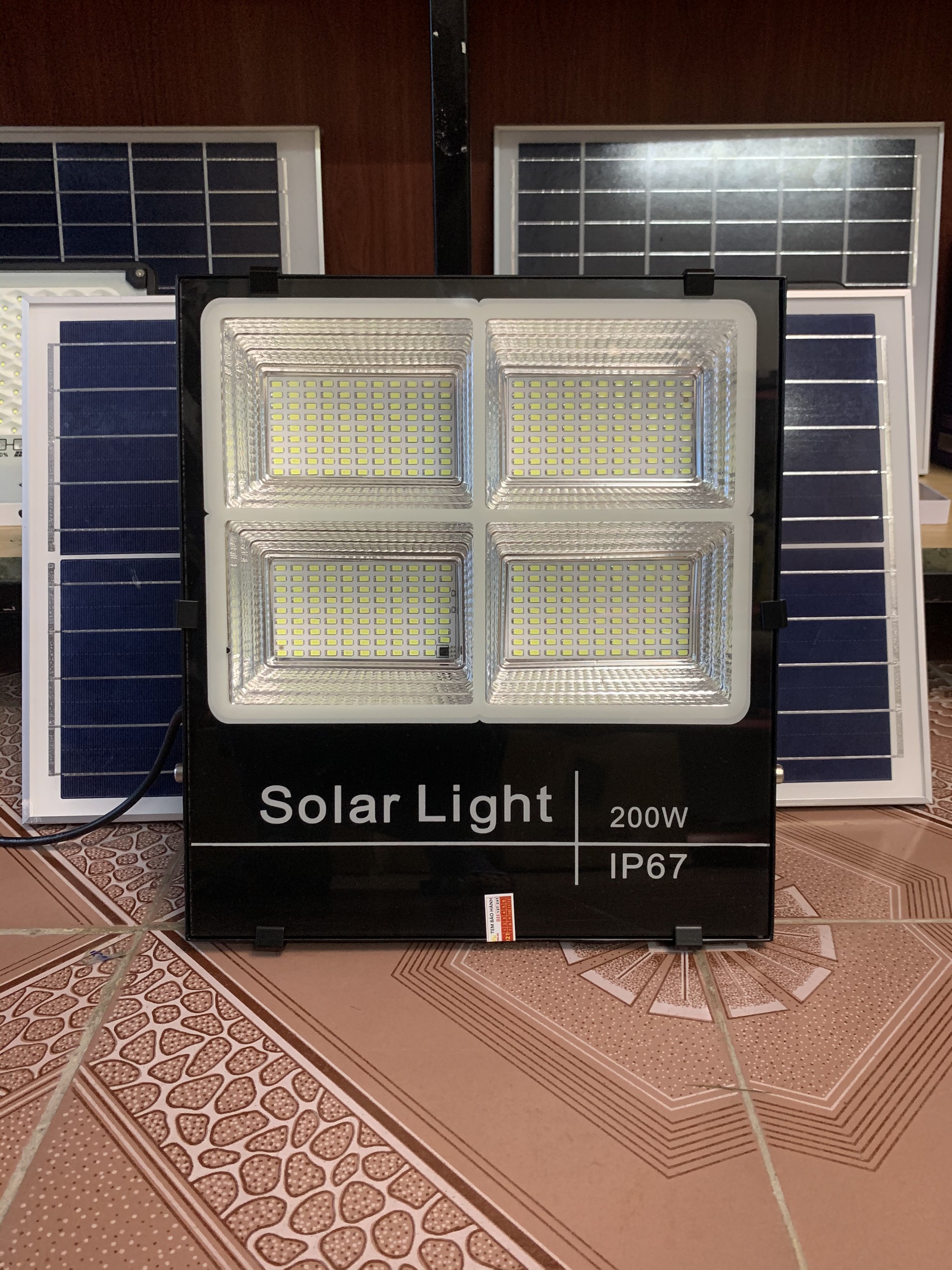 Đèn pha Led năng lượng mặt trời 4 ô công suất 100W-200W- Tự động bật tắt khi trời tối, Đèn sáng cả đêm - Bảo hành 2 năm