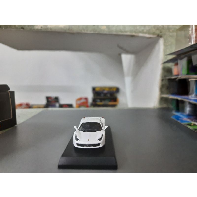 xe Kyosho tỉ lệ 1:64 - Ferrari 458 trắng , chỉ xe và đế