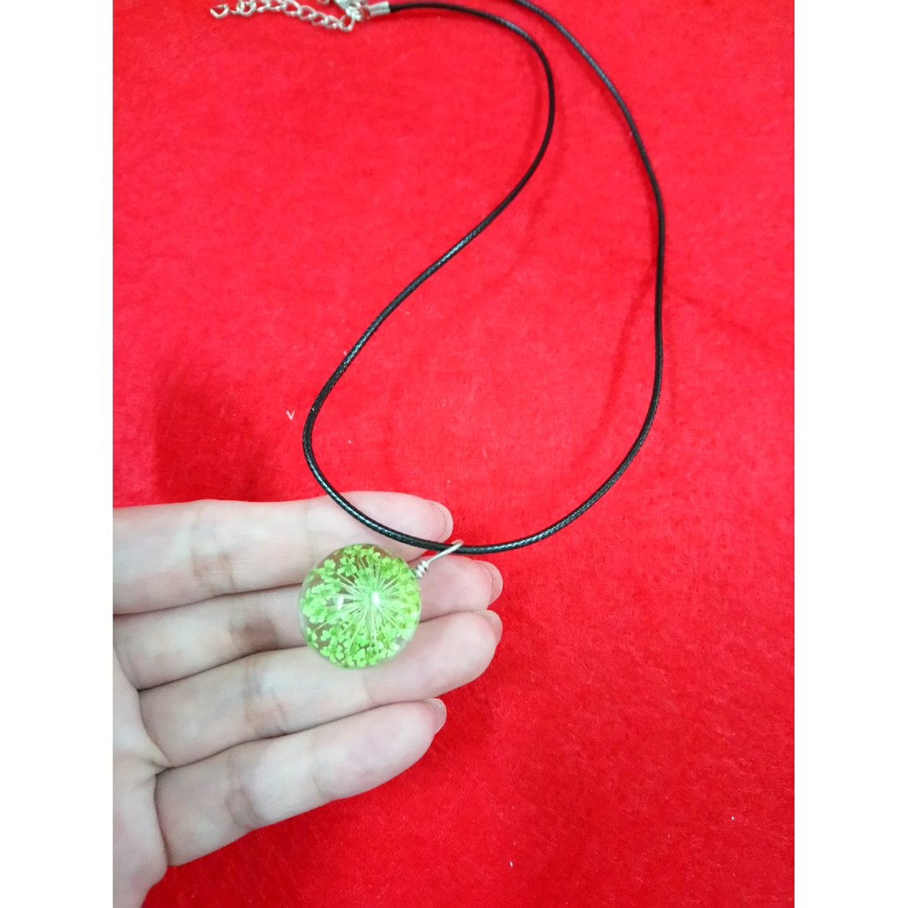 Dây chuyền mặt trong suốt có hoa khô  màu xanh , siêu đẹp mẫu mới, mẫu bán chạy. giá 39k bao gồm dây và mặt.