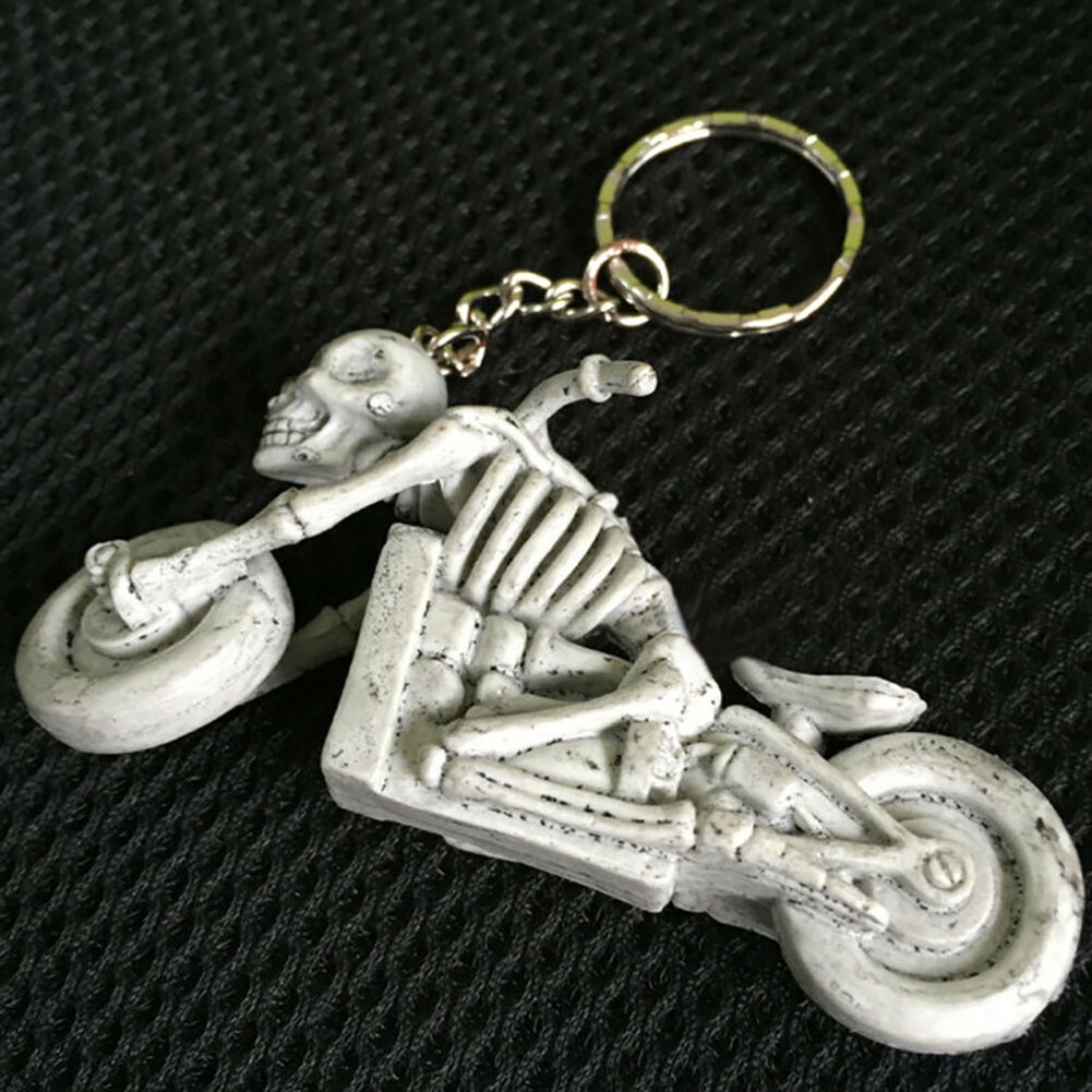 Móc khóa hình đầu lâu chạy xe động cơ cá tính