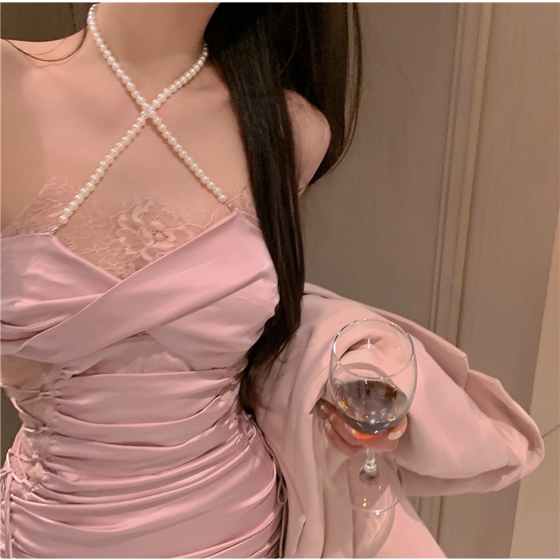 Đầm Dây Rút Xếp Ly Cổ Yếm Phối Ren Và Ngọc Trai Phong Cách Quyến Rũ Dành Cho Nữ