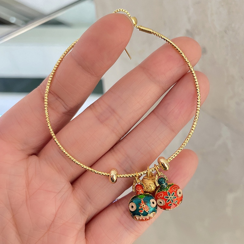 Vòng tay gắn ba chuông mẫu con bọ cánh cứng mùa hè độc đáo