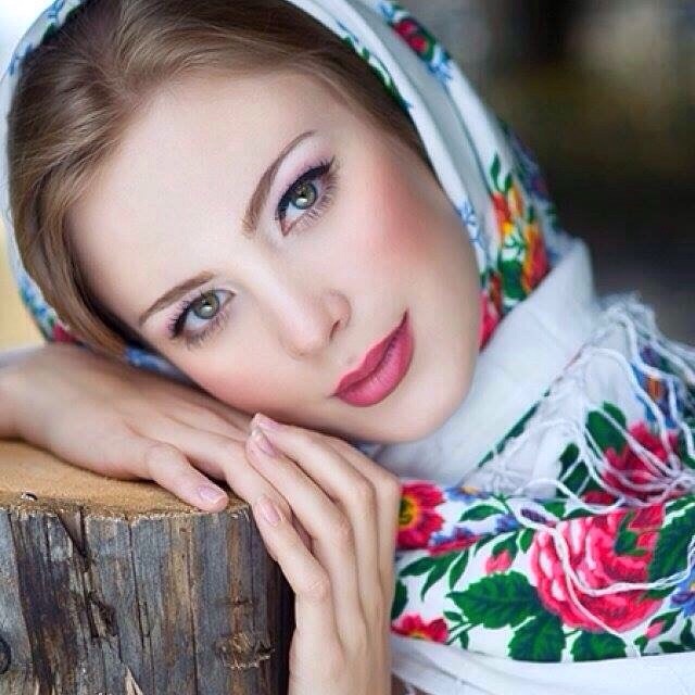 Khăn choàng cô gái Nga
